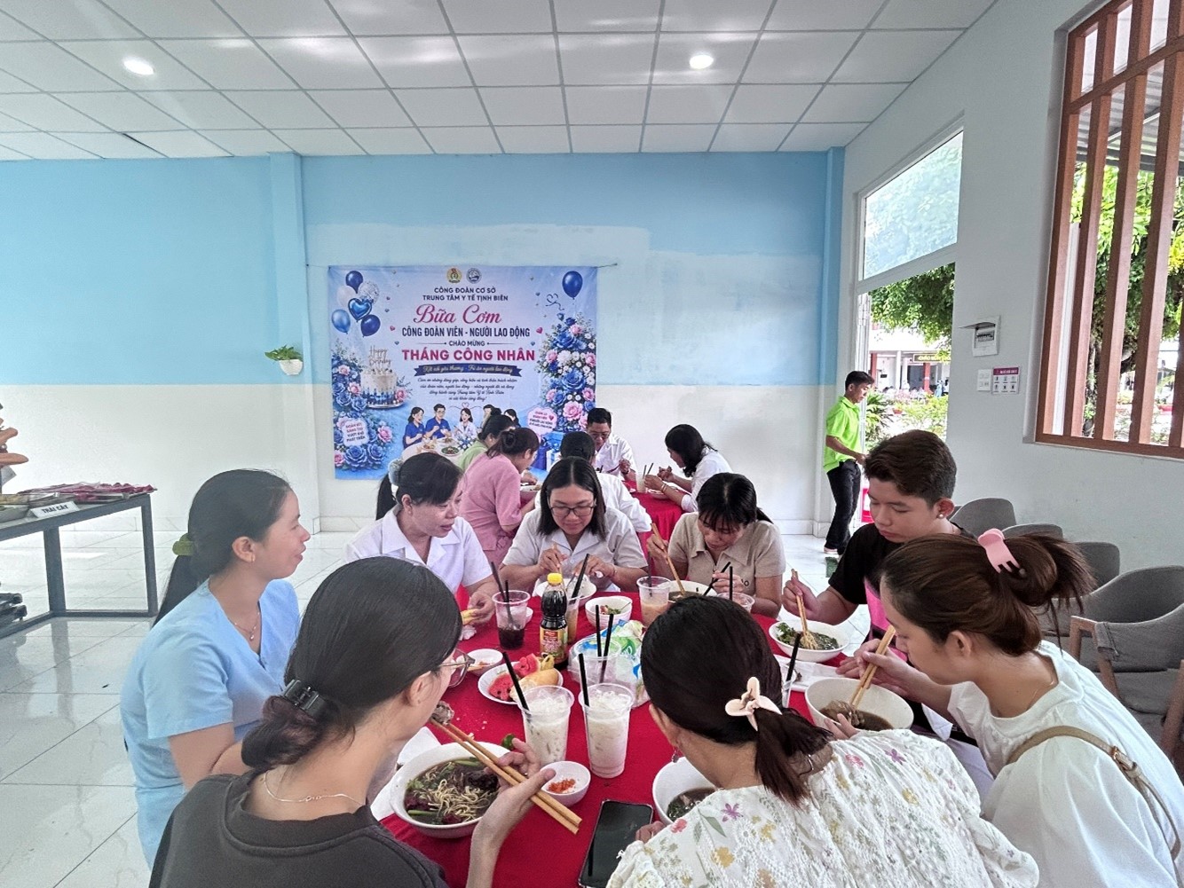 Trung tâm Y tế Tịnh Biên tổ chức “bữa cơm công đoàn - người lao động” cho toàn thể viên chức, người lao động